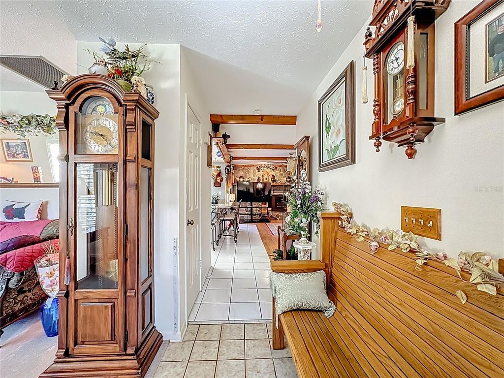 Image 7 of property listing at 1822 LAUREL OAK DRIVE, Valrico, FL 33596