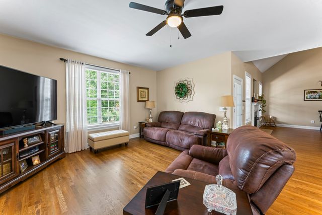 2052 Woodcliff Dr, Smyrna, TN 37167