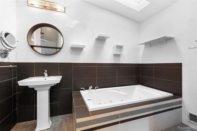 1085 Brooklawn Drive, Troy, MI 48084