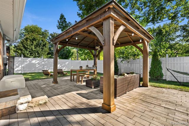 1085 Brooklawn Drive, Troy, MI 48084