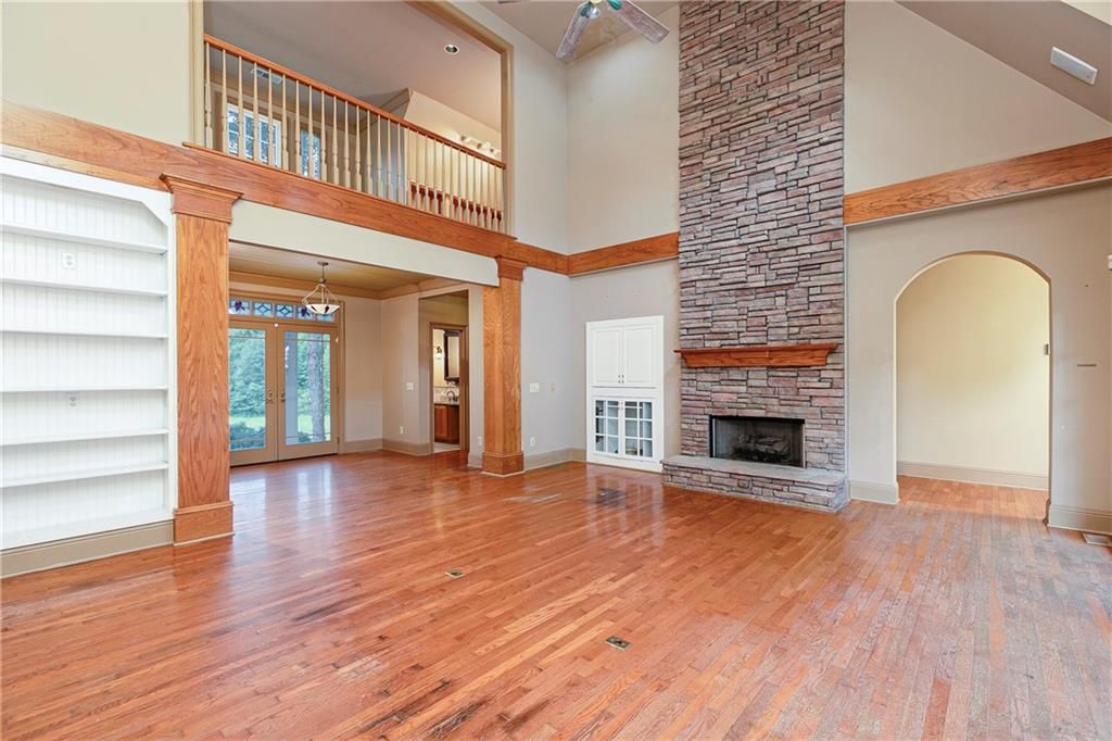 Image 11 of property listing at 538 Spring Place Road NE, White, GA 30184