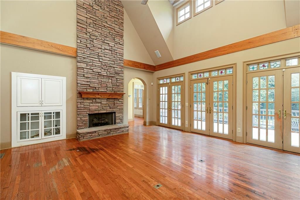 Image 12 of property listing at 538 Spring Place Road NE, White, GA 30184