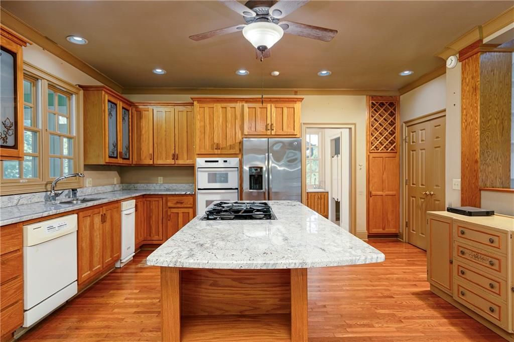 Image 16 of property listing at 538 Spring Place Road NE, White, GA 30184