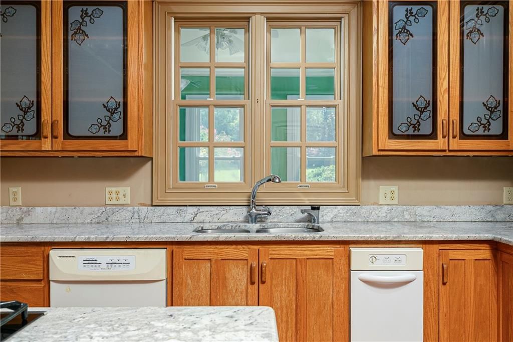 Image 18 of property listing at 538 Spring Place Road NE, White, GA 30184