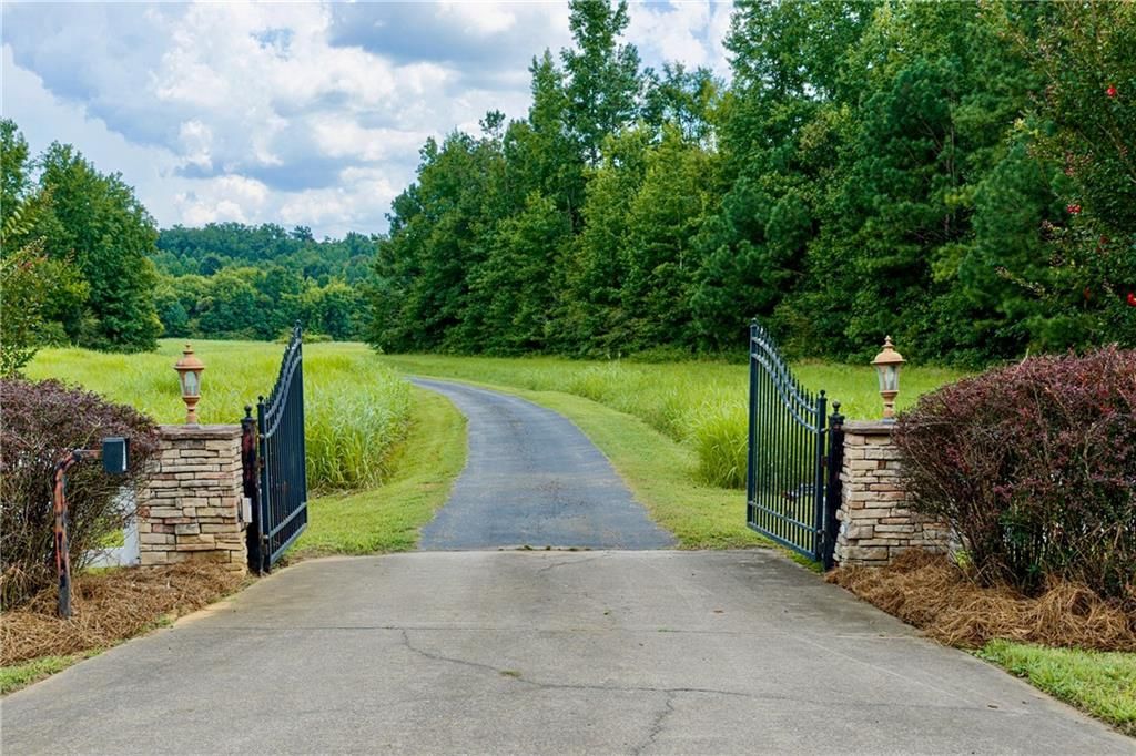 Image 4 of property listing at 538 Spring Place Road NE, White, GA 30184