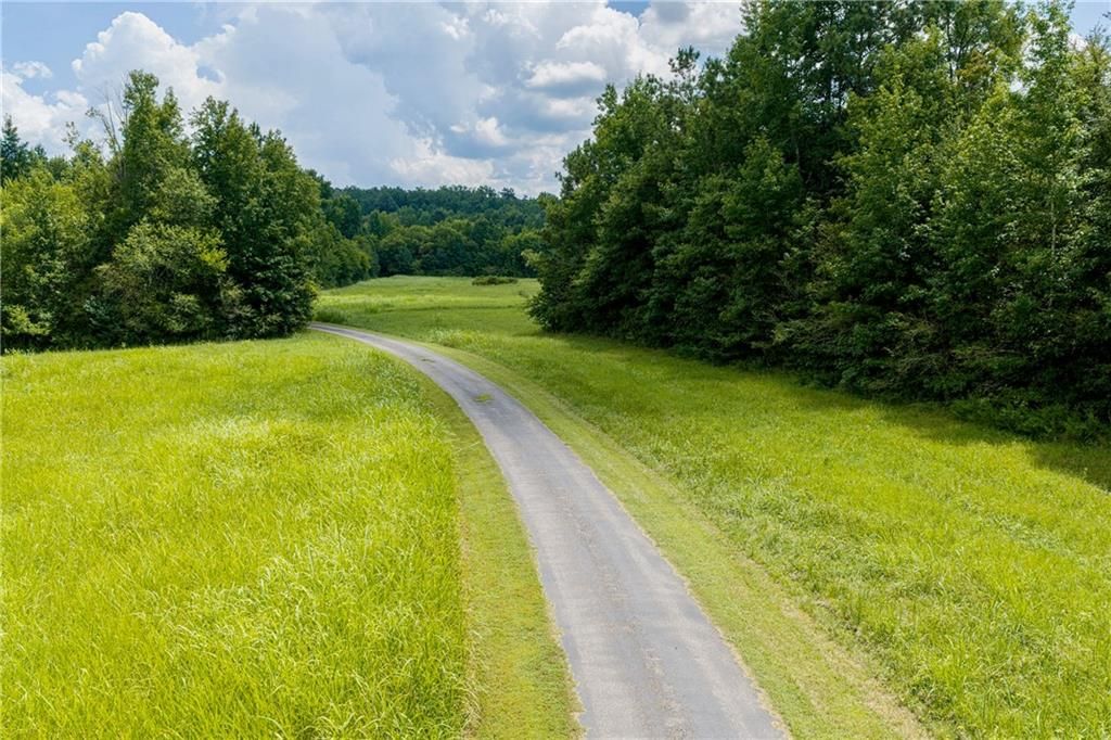 Image 5 of property listing at 538 Spring Place Road NE, White, GA 30184