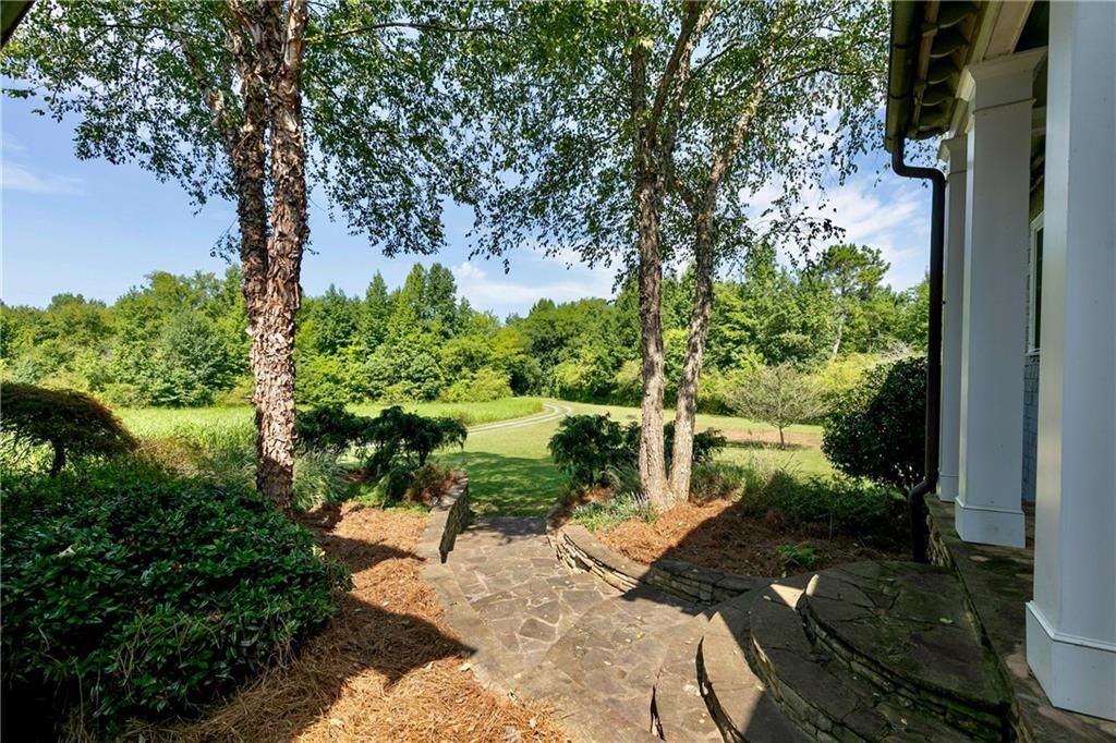 Image 7 of property listing at 538 Spring Place Road NE, White, GA 30184