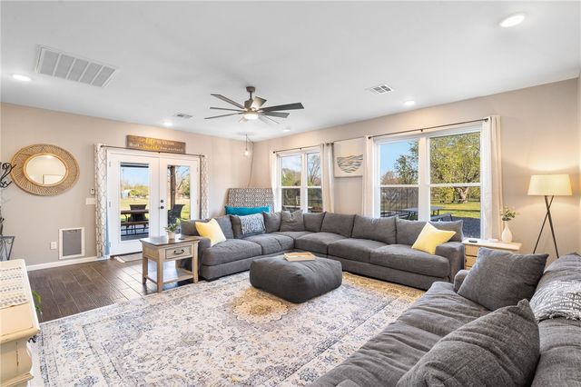 9248 E McNelly Road, Bentonville, AR 72712