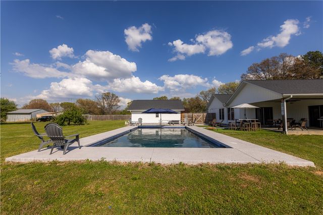 9248 E McNelly Road, Bentonville, AR 72712