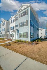 702 Fishermans RD, Norfolk, VA 23503