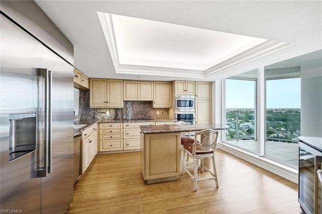 60 Seagate DR 1606, Naples, FL 34103