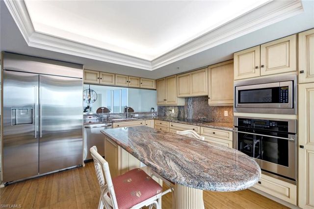 60 Seagate DR 1606, Naples, FL 34103