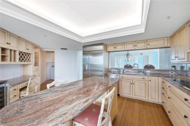 60 Seagate DR 1606, Naples, FL 34103