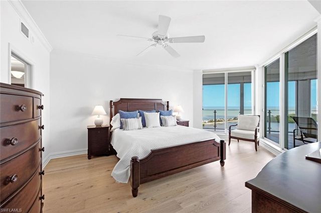 60 Seagate DR 1606, Naples, FL 34103