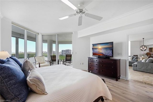 60 Seagate DR 1606, Naples, FL 34103