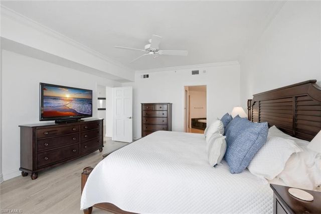 60 Seagate DR 1606, Naples, FL 34103