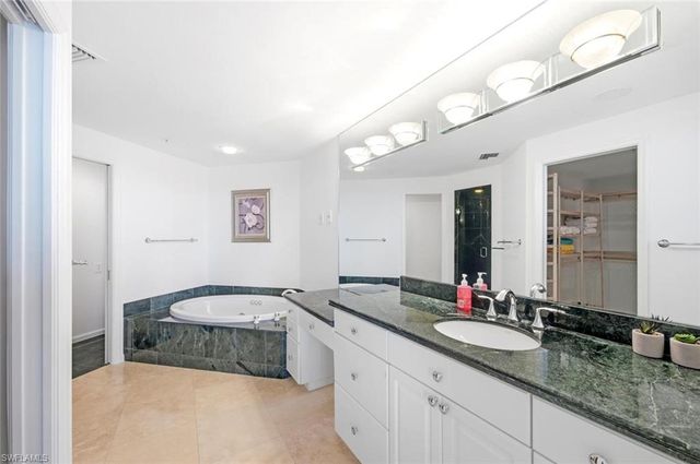 60 Seagate DR 1606, Naples, FL 34103