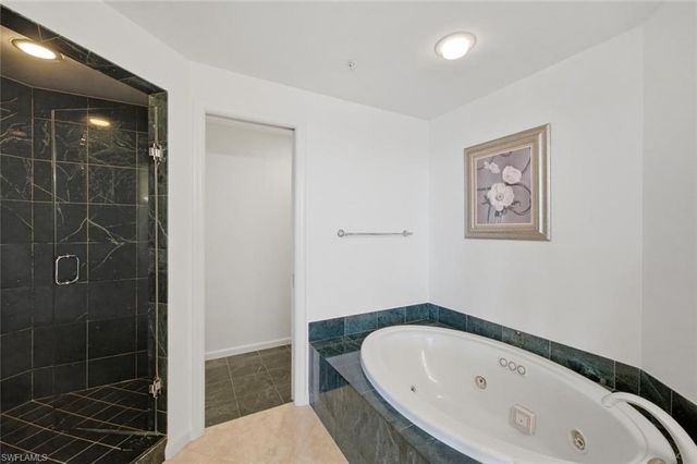 60 Seagate DR 1606, Naples, FL 34103