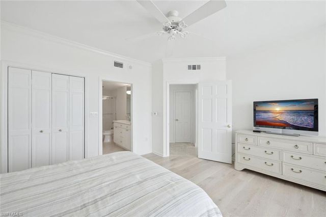 60 Seagate DR 1606, Naples, FL 34103