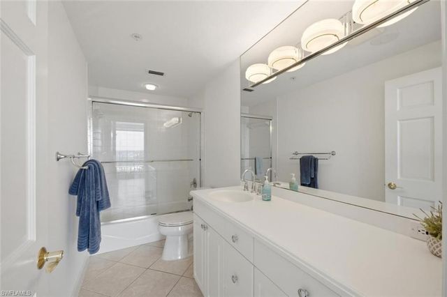 60 Seagate DR 1606, Naples, FL 34103