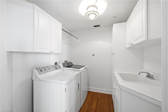 60 Seagate DR 1606, Naples, FL 34103