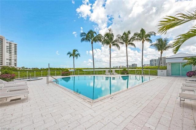60 Seagate DR 1606, Naples, FL 34103