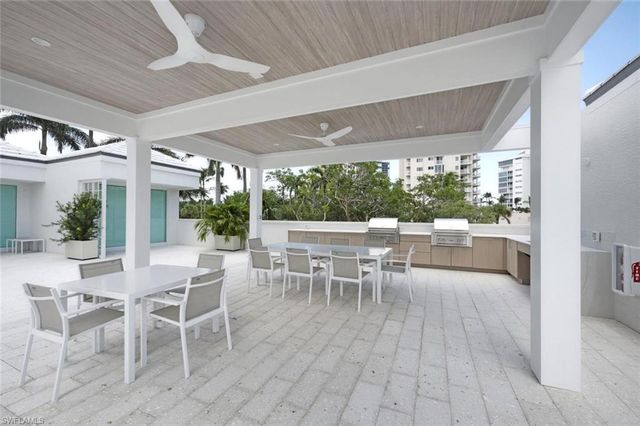 60 Seagate DR 1606, Naples, FL 34103