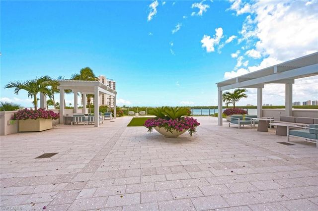 60 Seagate DR 1606, Naples, FL 34103