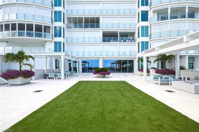 60 Seagate DR 1606, Naples, FL 34103