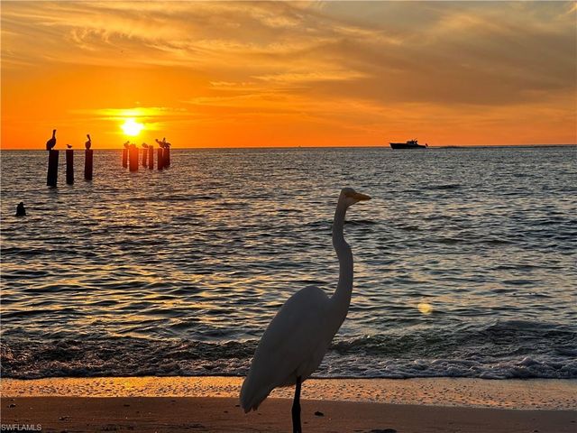 60 Seagate DR 1606, Naples, FL 34103