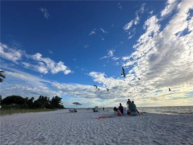 60 Seagate DR 1606, Naples, FL 34103