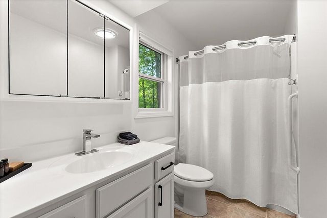 997 Singapore Drive, Saugatuck, MI 49453