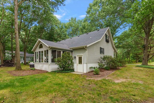 997 Singapore Drive, Saugatuck, MI 49453