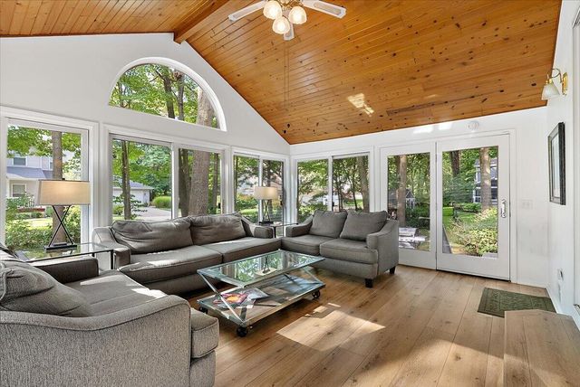 997 Singapore Drive, Saugatuck, MI 49453