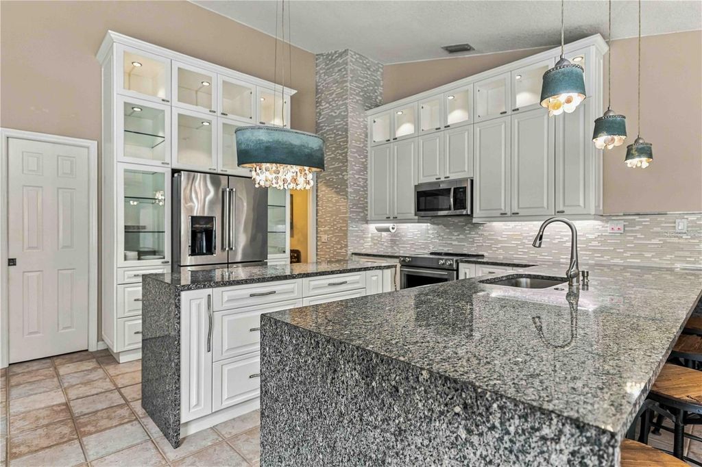 Image 11 of property listing at 127 MILL RUN E, Bradenton, FL 34212