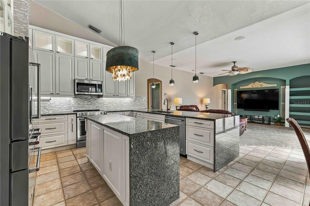 Image 12 of property listing at 127 MILL RUN E, Bradenton, FL 34212