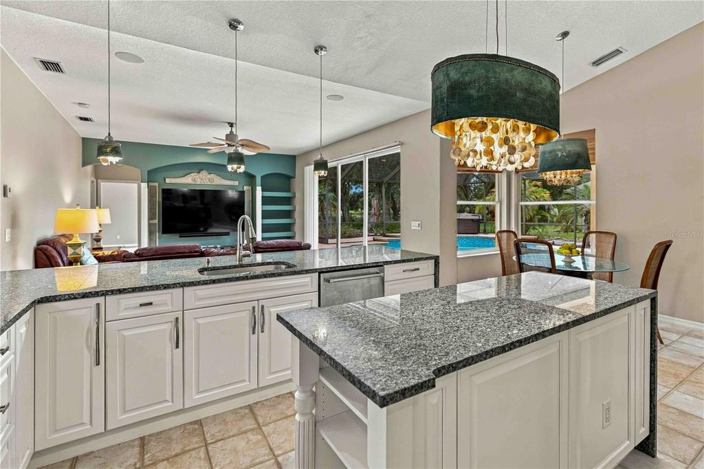 Image 13 of property listing at 127 MILL RUN E, Bradenton, FL 34212