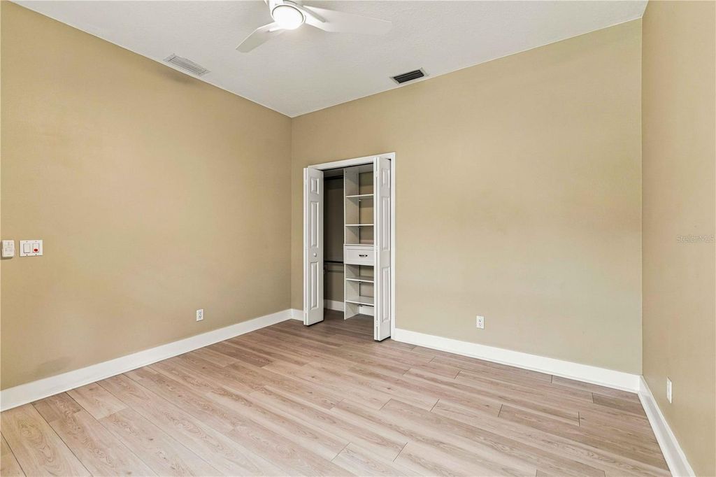Image 16 of property listing at 127 MILL RUN E, Bradenton, FL 34212