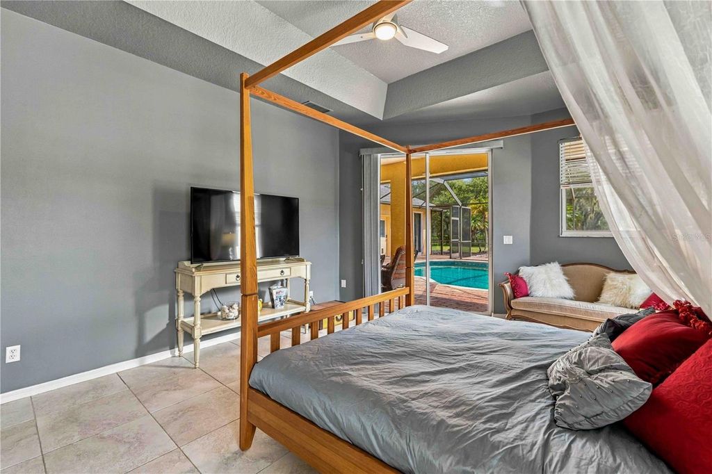 Image 18 of property listing at 127 MILL RUN E, Bradenton, FL 34212