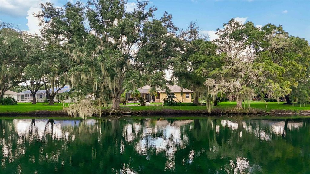 Image 37 of property listing at 127 MILL RUN E, Bradenton, FL 34212