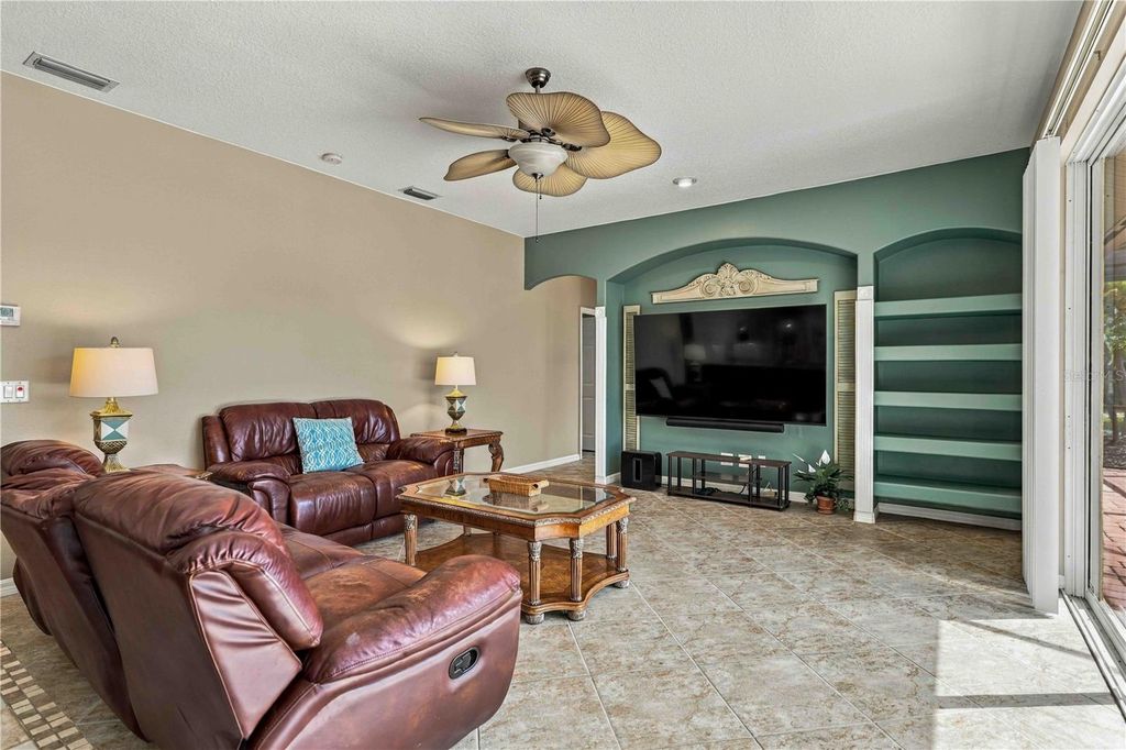 Image 7 of property listing at 127 MILL RUN E, Bradenton, FL 34212