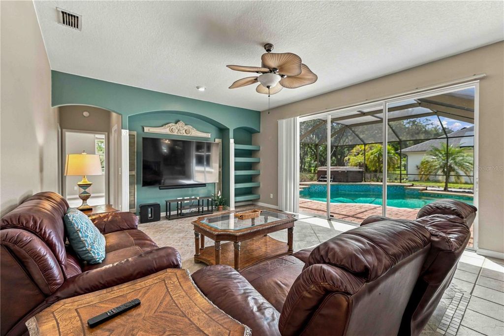 Image 8 of property listing at 127 MILL RUN E, Bradenton, FL 34212