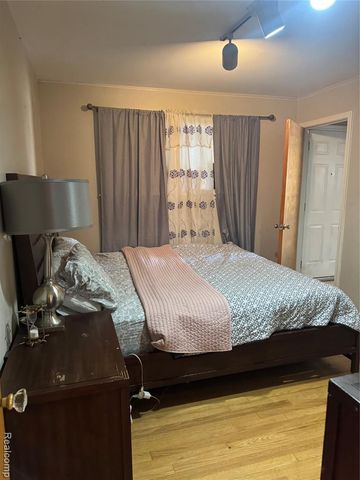 32075 Saint Annes Dr Drive, Warren, MI 48092