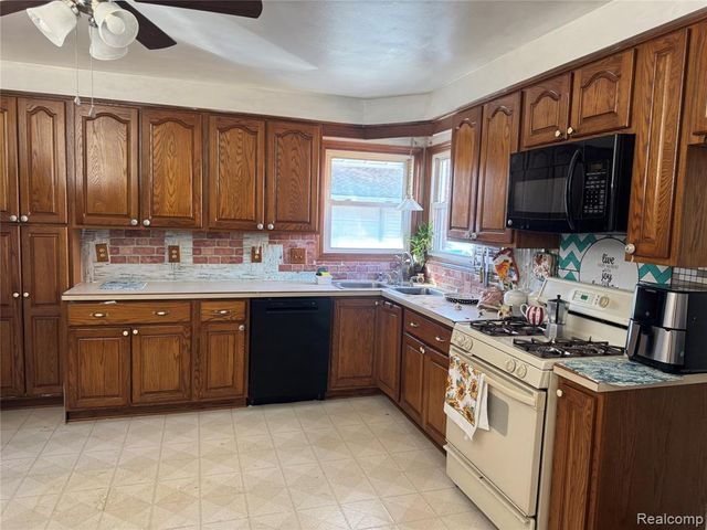 32075 Saint Annes Dr Drive, Warren, MI 48092