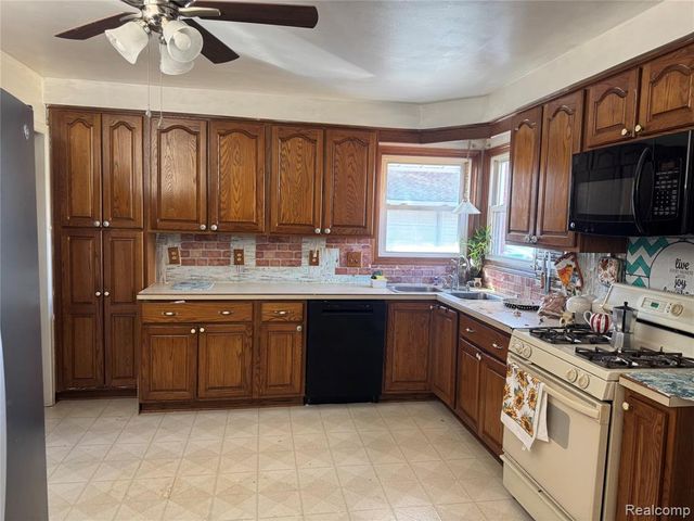 32075 Saint Annes Dr Drive, Warren, MI 48092