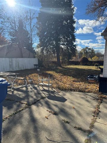 32075 Saint Annes Dr Drive, Warren, MI 48092
