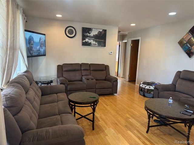 32075 Saint Annes Dr Drive, Warren, MI 48092
