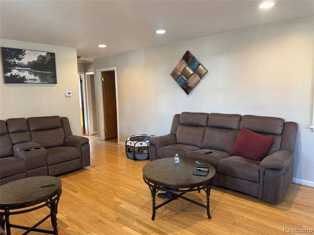 32075 Saint Annes Dr Drive, Warren, MI 48092