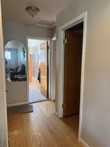 32075 Saint Annes Dr Drive, Warren, MI 48092