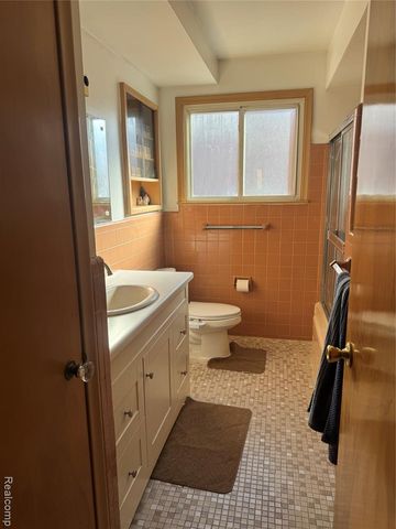 32075 Saint Annes Dr Drive, Warren, MI 48092